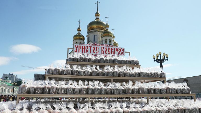 Пасхальные куличи на Площади Славы перед Спасо-Преображенским кафедральным собором в Хабаровске во время празднования Пасхи Пасхальные куличи на Площади Славы перед Спасо-Преображенским кафедральным собором в Хабаровске во время празднования Пасхи