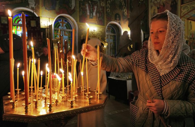 Прихожане во время праздничного пасхального богослужения в Свято-Николаевском кафедральном соборе в Мариуполе