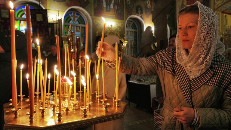 Прихожане во время праздничного пасхального богослужения в Свято-Николаевском кафедральном соборе в Мариуполе Прихожане во время праздничного пасхального богослужения в Свято-Николаевском кафедральном соборе в Мариуполе