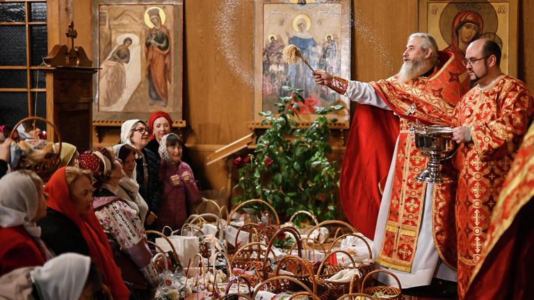 Протоиерей Богдан Северин проводит Пасхальное богослужение в храме Трех Святителей в Симферополе Протоиерей Богдан Северин проводит Пасхальное богослужение в храме Трех Святителей в Симферополе