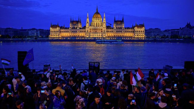Люди собираются на набережной в день парламентских выборов в Будапеште, Венгрия