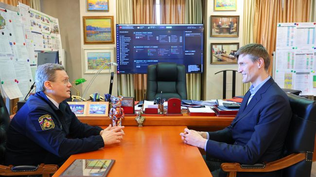 Губернатор Вологодской области Георгий Филимонов и президент Российской Федерации Баскетбола Андрей Кириленко во время встречи