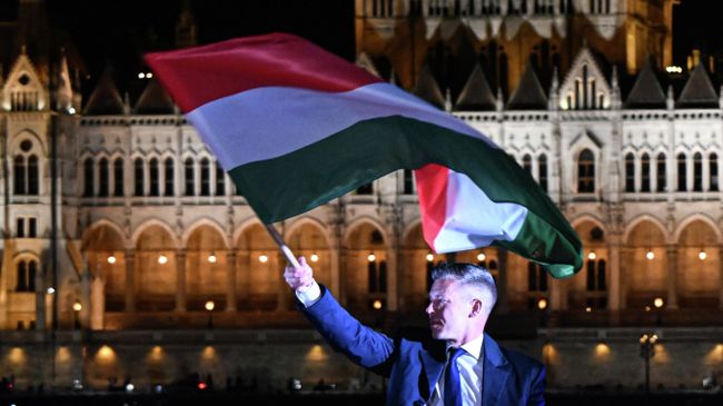 Лидер победившей на парламентских выборах в Венгрии оппозиционной партии Тиса Петер Мадьяр на митинге в Будапеште