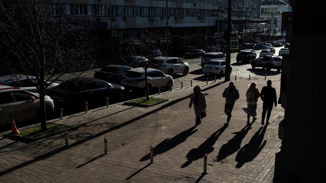 Прохожие на улице в Киеве, Украина