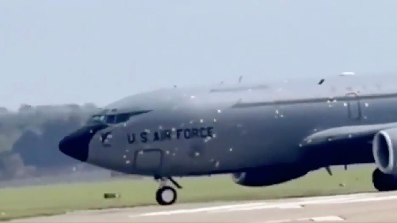 Американский самолет-заправщик KC-135 Stratotanker после прибытия на базу в Великобритании Американский самолет-заправщик KC-135 Stratotanker после прибытия на базу в Великобритании - РИА Новости, 1920, 13.04.2026