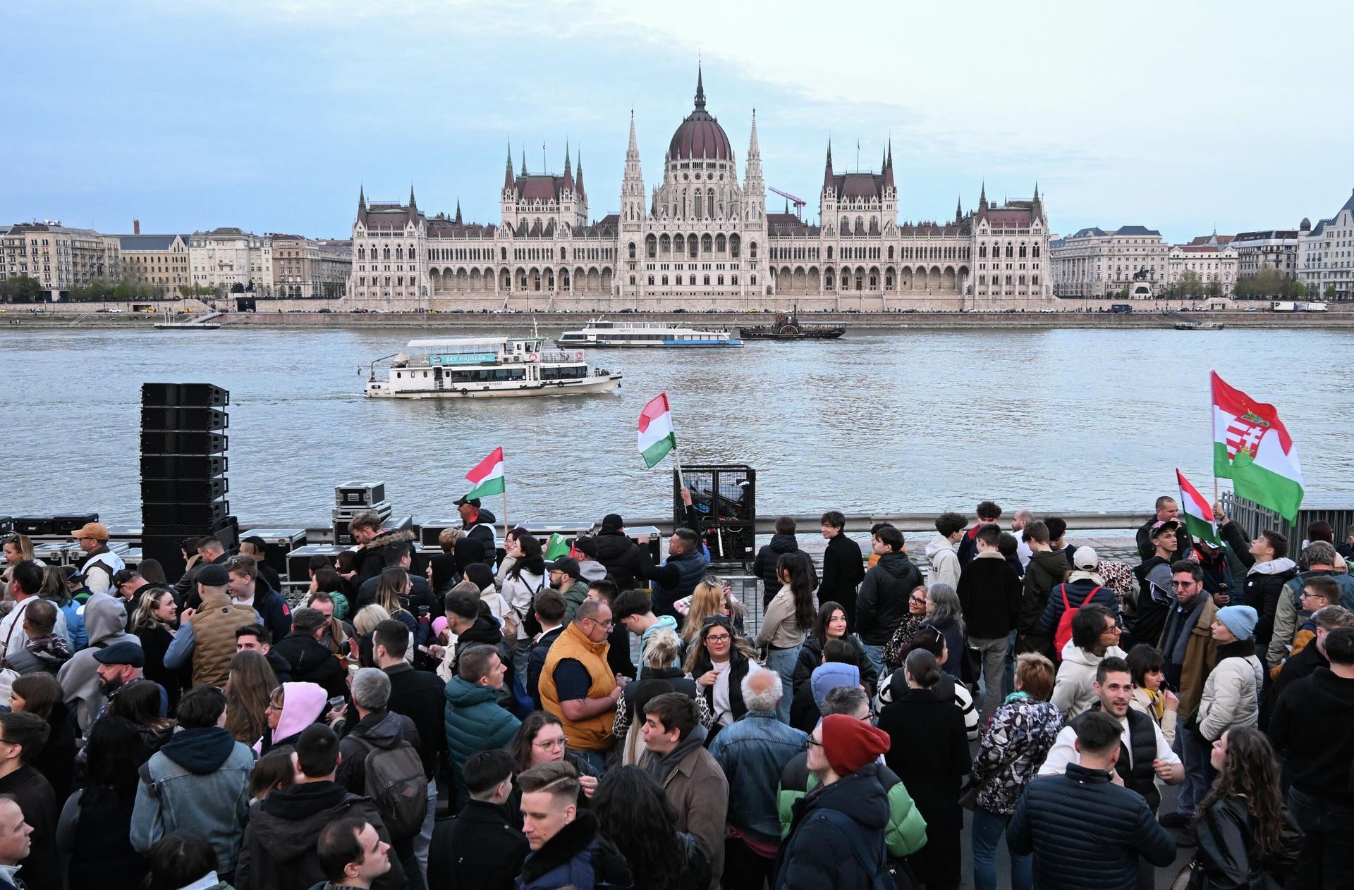 Люди с флагами Венгрии во время митинга в Будапеште Люди с флагами Венгрии во время митинга в Будапеште - РИА Новости, 1920, 19.06.2026