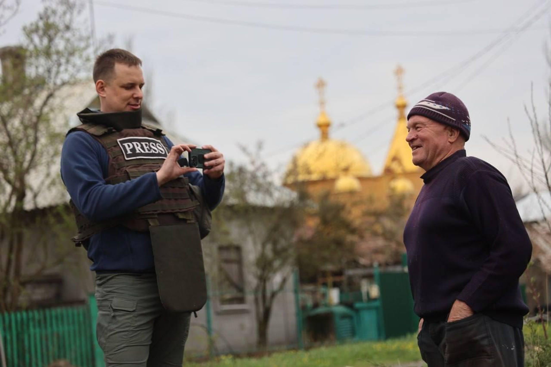 Витторио общается в жителями Донбасса Витторио общается в жителями Донбасса