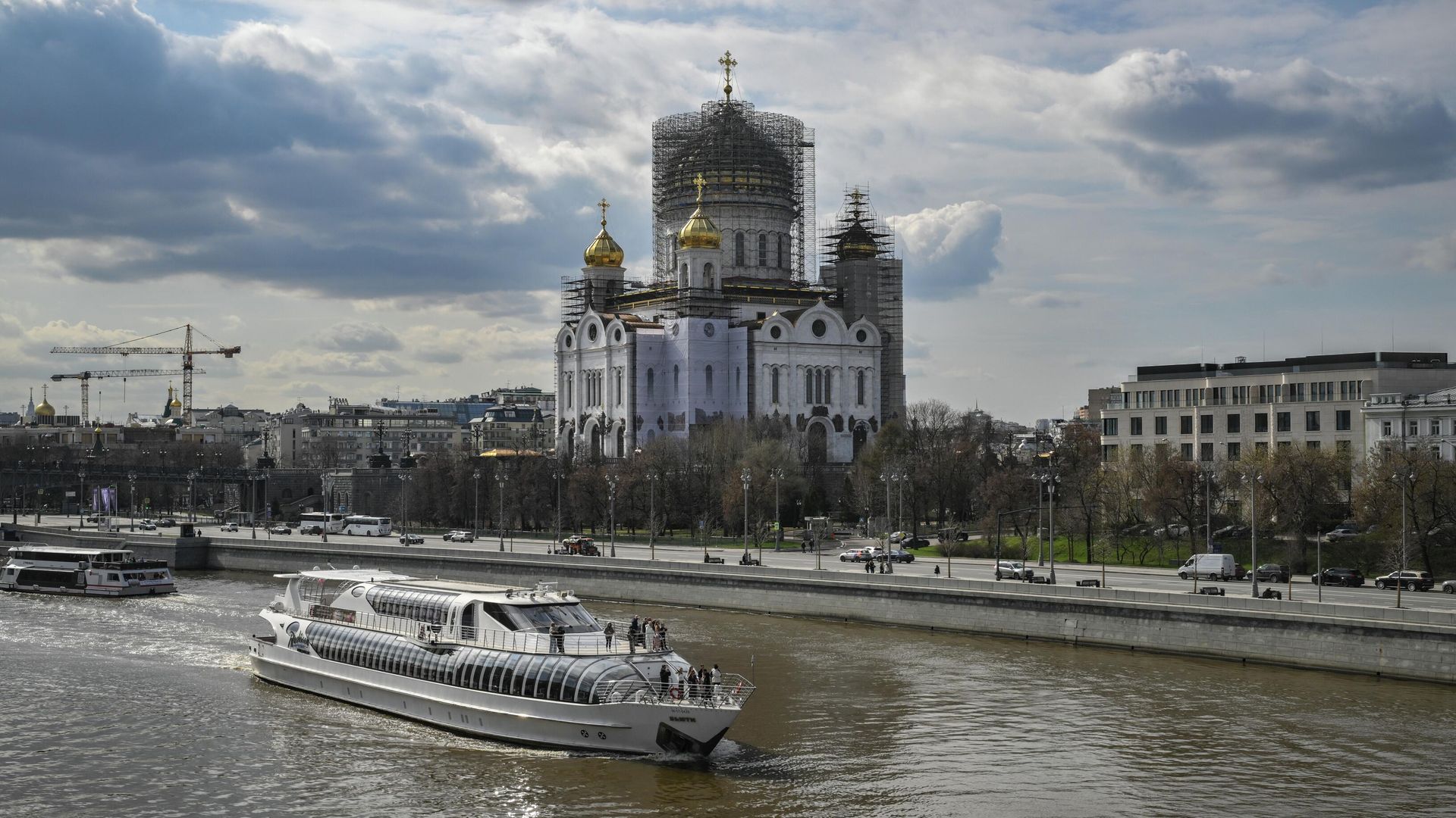 Замена куполов и крестов на храме Христа Спасителя в Москве Замена куполов и крестов на храме Христа Спасителя в Москве - РИА Новости, 1920, 15.04.2026