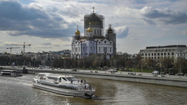 Замена куполов и крестов на храме Христа Спасителя в Москве