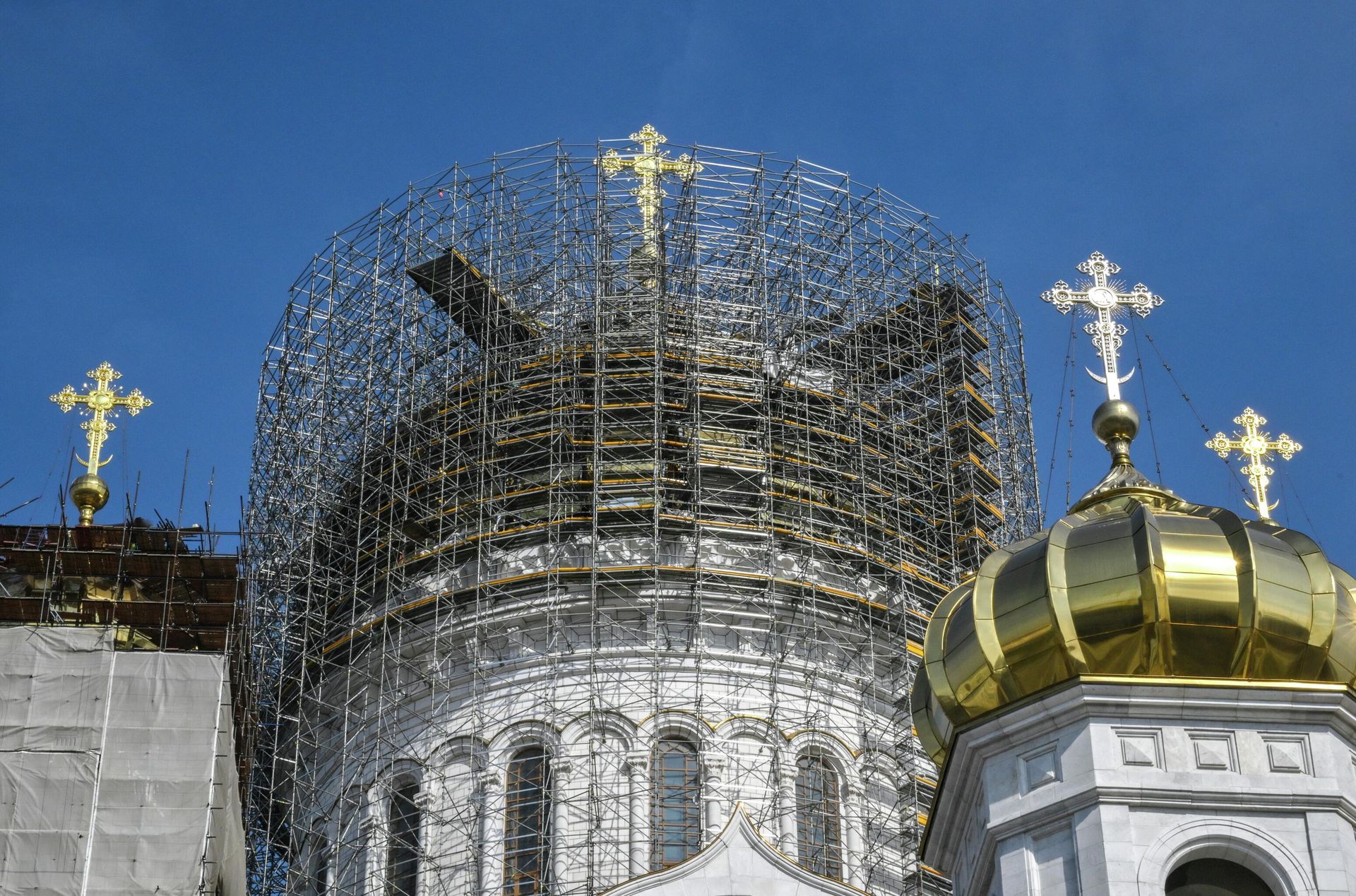 Замена куполов и крестов на храме Христа Спасителя в Москве Замена куполов и крестов на храме Христа Спасителя в Москве - РИА Новости, 1920, 13.04.2026