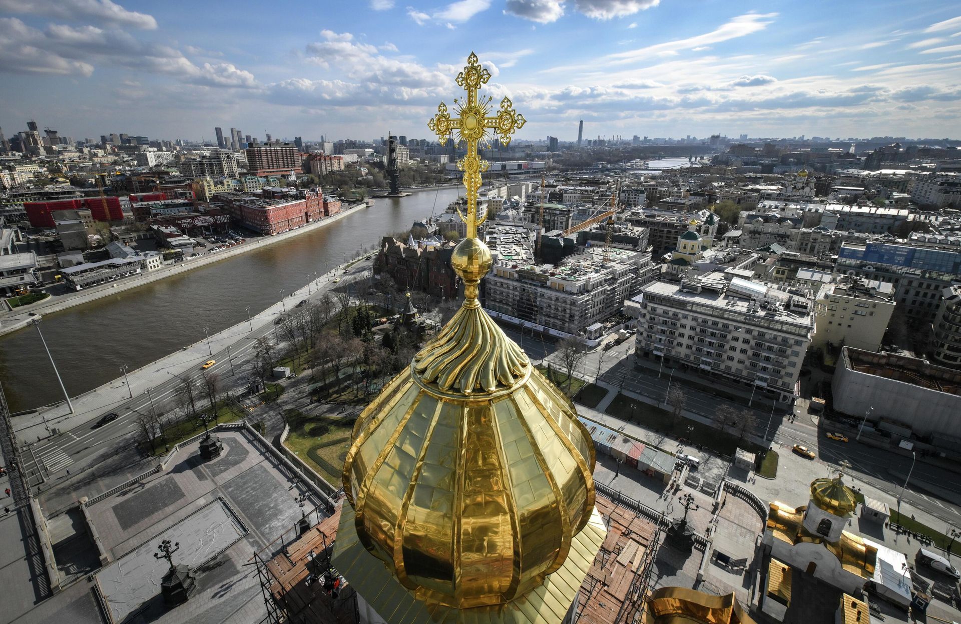 Замена куполов и крестов на храме Христа Спасителя в Москве Замена куполов и крестов на храме Христа Спасителя в Москве - РИА Новости, 1920, 13.04.2026