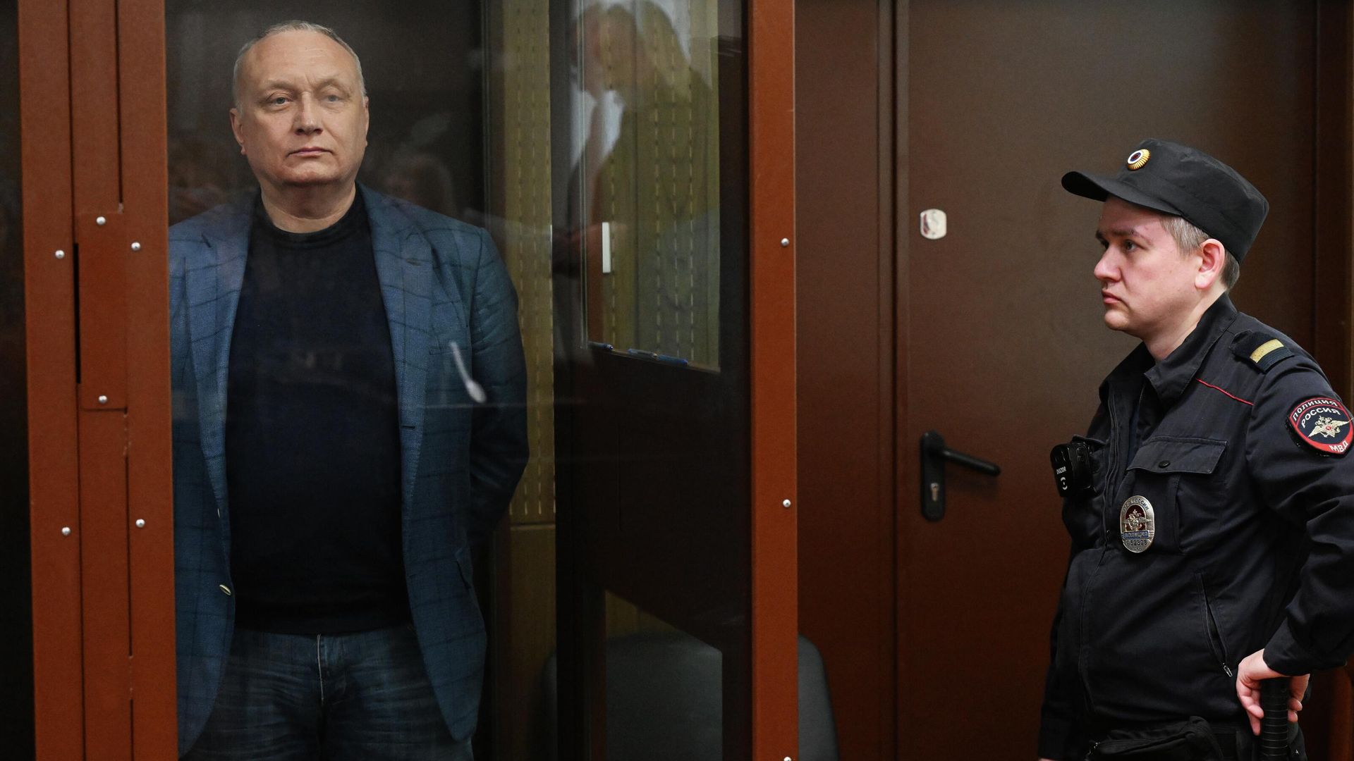 Бывший сенатор Совета Федерации России Дмитрий Савельев, обвиняемый в организации убийства, в Тверском суде Москвы во время оглашения приговора, 13 апреля 2026 года Бывший сенатор Совета Федерации России Дмитрий Савельев, обвиняемый в организации убийства, в Тверском суде Москвы во время оглашения приговора, 13 апреля 2026 года - РИА Новости, 1920, 13.04.2026