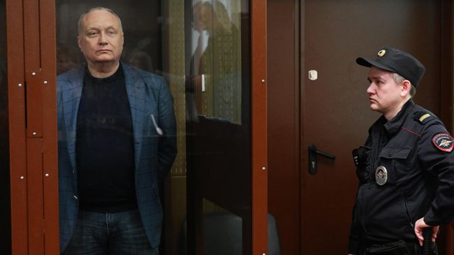 Бывший сенатор Совета Федерации России Дмитрий Савельев, обвиняемый в организации убийства, в Тверском суде Москвы во время оглашения приговора, 13 апреля 2026 года