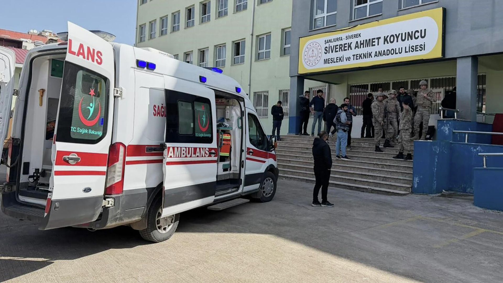 Скорая помощь на месте нападения в школе в Турции Скорая помощь на месте нападения в школе в Турции - РИА Новости, 1920, 14.04.2026