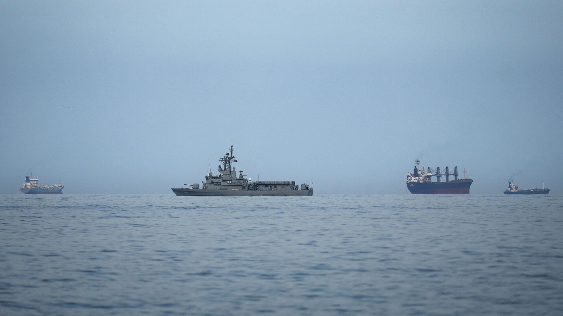 Судно ВМС ОАЭ рядом с грузовыми судами и нефтяными танкерами в Ормузском проливе Судно ВМС ОАЭ рядом с грузовыми судами и нефтяными танкерами в Ормузском проливе - РИА Новости, 1920, 18.04.2026