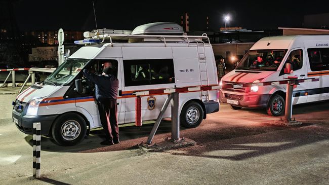 Машины службы МЧС РФ при въезде на территорию Казанского порохового завода, где в результате пожара произошло частичное обрушение конструкции
