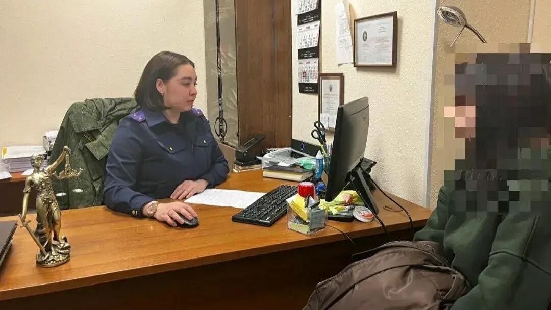 Допрос девушки, которая выложила фото кулича и секс-игрушки Допрос девушки, которая выложила фото кулича и секс-игрушки - РИА Новости, 1920, 15.04.2026
