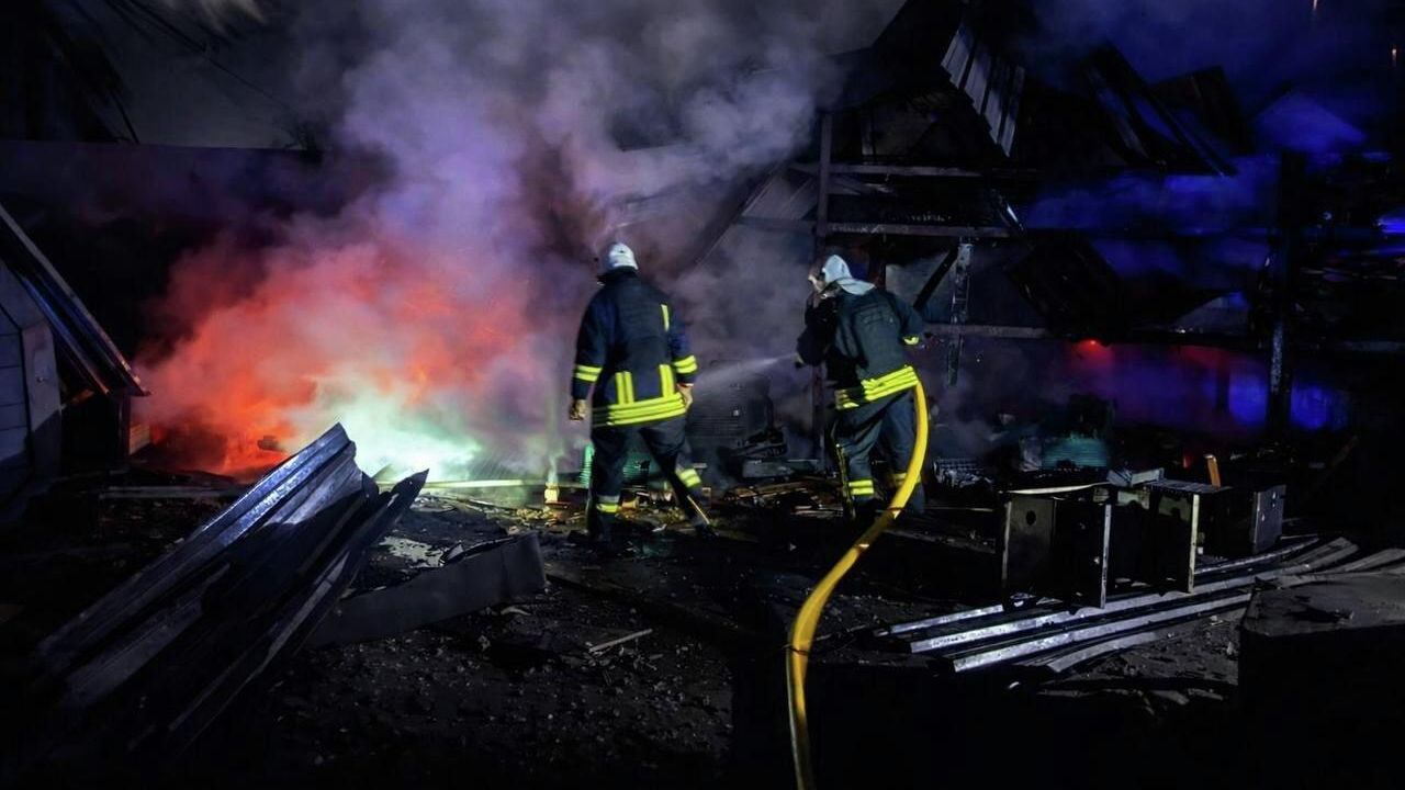 Украинские пожарные во время тушения пожара Украинские пожарные во время тушения пожара - РИА Новости, 1920, 11.07.2026