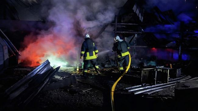Украинские пожарные во время тушения пожара