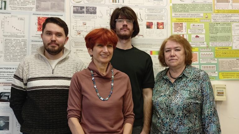 Научная группа разработчиков сенсора. Слева направо: Артем Иванов (ИФП СО РАН), Марина Шавелкина (ОИЯИ), Ярослав Растяпин (ИФП СО РАН), Ирина Антонова (ИФП СО РАН) Научная группа разработчиков сенсора. Слева направо: Артем Иванов (ИФП СО РАН), Марина Шавелкина (ОИЯИ), Ярослав Растяпин (ИФП СО РАН), Ирина Антонова (ИФП СО РАН)