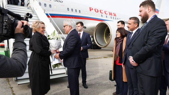 Председатель Совета Федерации РФ Валентина Матвиенко во время встречи в аэропорту Стамбула