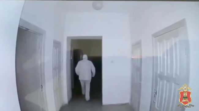 Запись с камеры видеонаблюдения, на которой мужчина вскрывает дверь и похищает деньги из мужского монастыря Нило-Столбенской пустыни