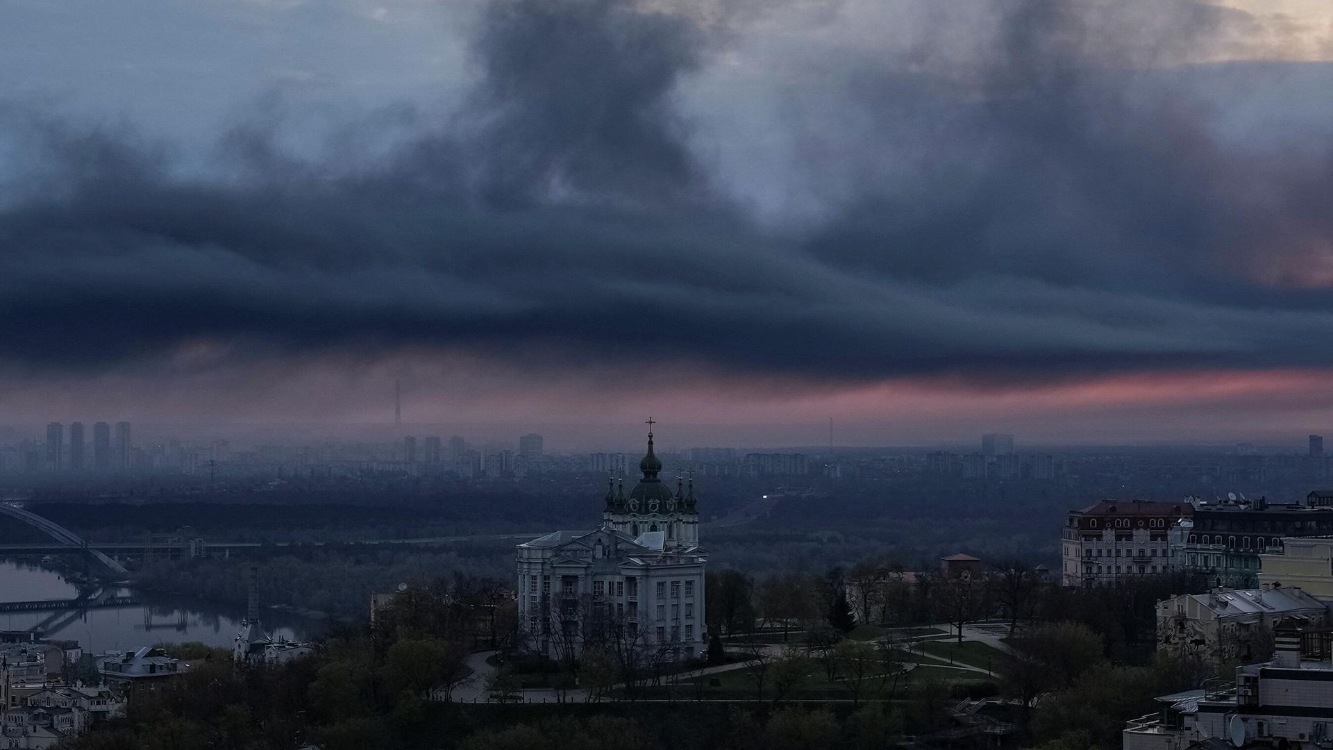 Дым поднимается над Киевом - РИА Новости, 1920, 16.04.2026