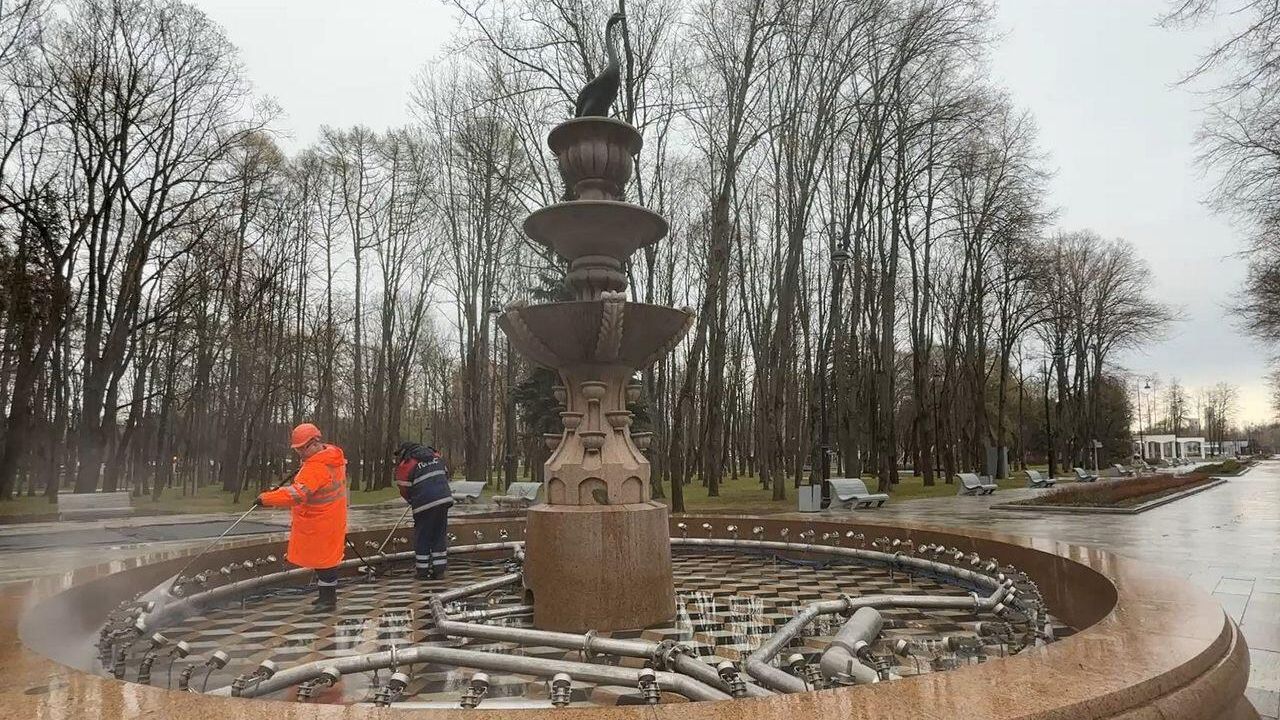 Подготовка фонтана в парке Северного речного вокзала в Москве к новому сезону Подготовка фонтана в парке Северного речного вокзала в Москве к новому сезону - РИА Новости, 1920, 16.04.2026
