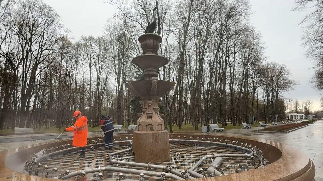 Подготовка фонтана в парке Северного речного вокзала в Москве к новому сезону Подготовка фонтана в парке Северного речного вокзала в Москве к новому сезону - РИА Новости, 1920, 16.04.2026