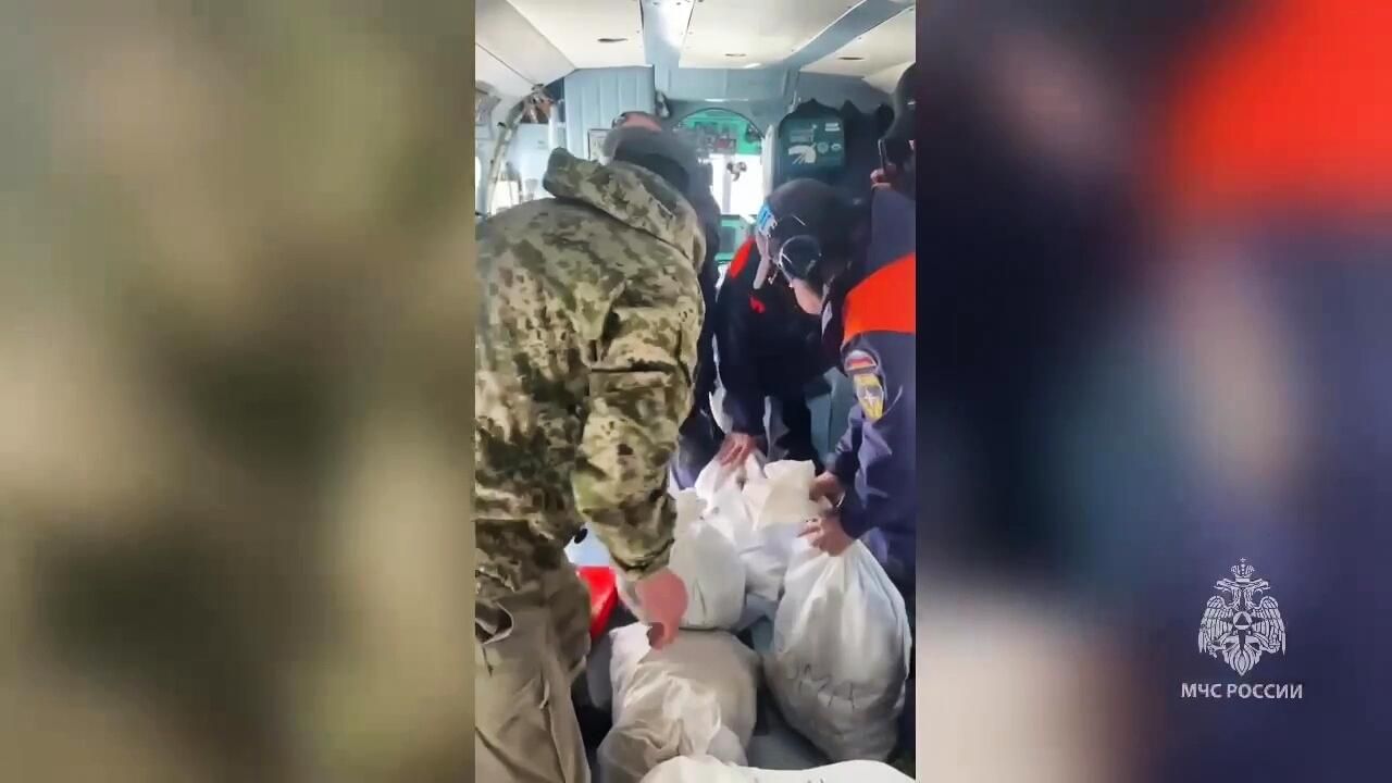Загрузка гуманитарной помощи для жителей горных районов Дагестана в вертолет Ми-8 МЧС России - РИА Новости, 1920, 16.04.2026