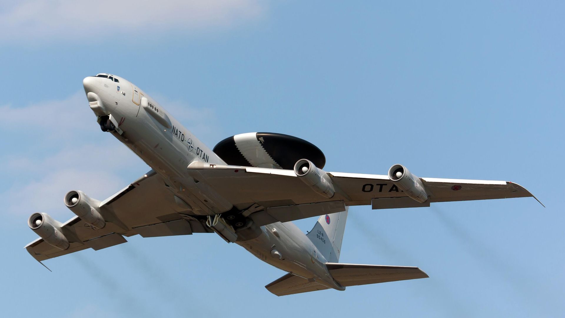 Самолет-разведчик НАТО Boeing E-3A Sentry Самолет-разведчик НАТО Boeing E-3A Sentry - РИА Новости, 1920, 17.04.2026