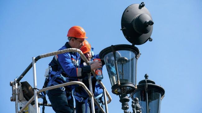 Специалисты Мосгаза промывают исторические газовые фонари на аллее Воинской Славы в Москве