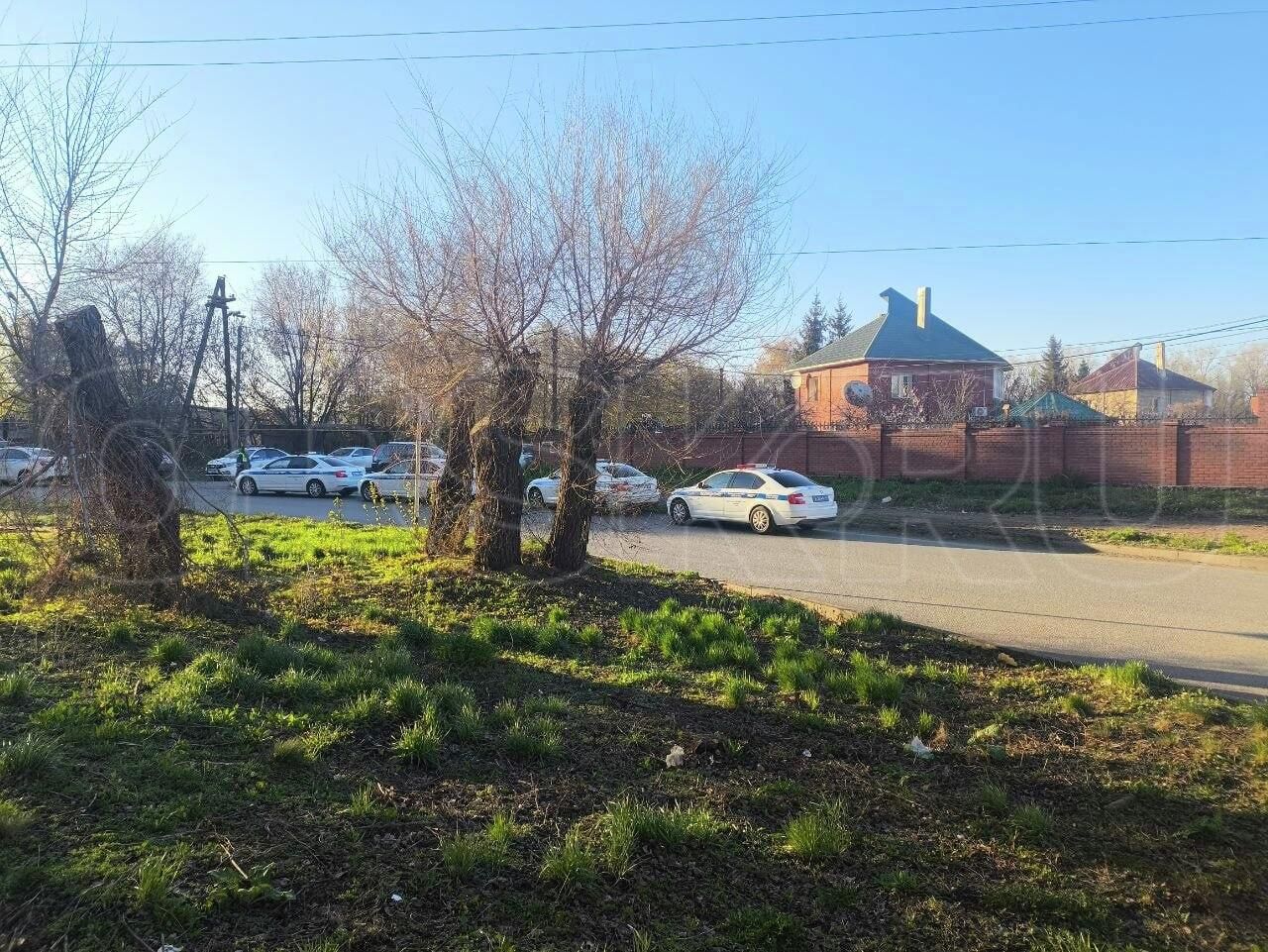 Сотрудники МВД в поселке Аккермановка, где произошла стрельба - РИА Новости, 1920, 17.04.2026