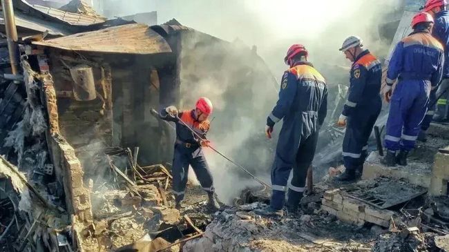 Спасатели Туапсинского и Сочинского отрядов Кубань-СПАС разбирают конструкции частного дома, разрушенного в результате атаки украинских БПЛА в ночь на 16 апреля