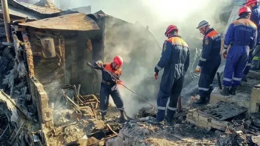 Спасатели Туапсинского и Сочинского отрядов Кубань-СПАС разбирают конструкции частного дома, разрушенного в результате атаки украинских БПЛА в ночь на 16 апреля Спасатели Туапсинского и Сочинского отрядов Кубань-СПАС разбирают конструкции частного дома, разрушенного в результате атаки украинских БПЛА в ночь на 16 апреля - РИА Новости, 1920, 21.04.2026