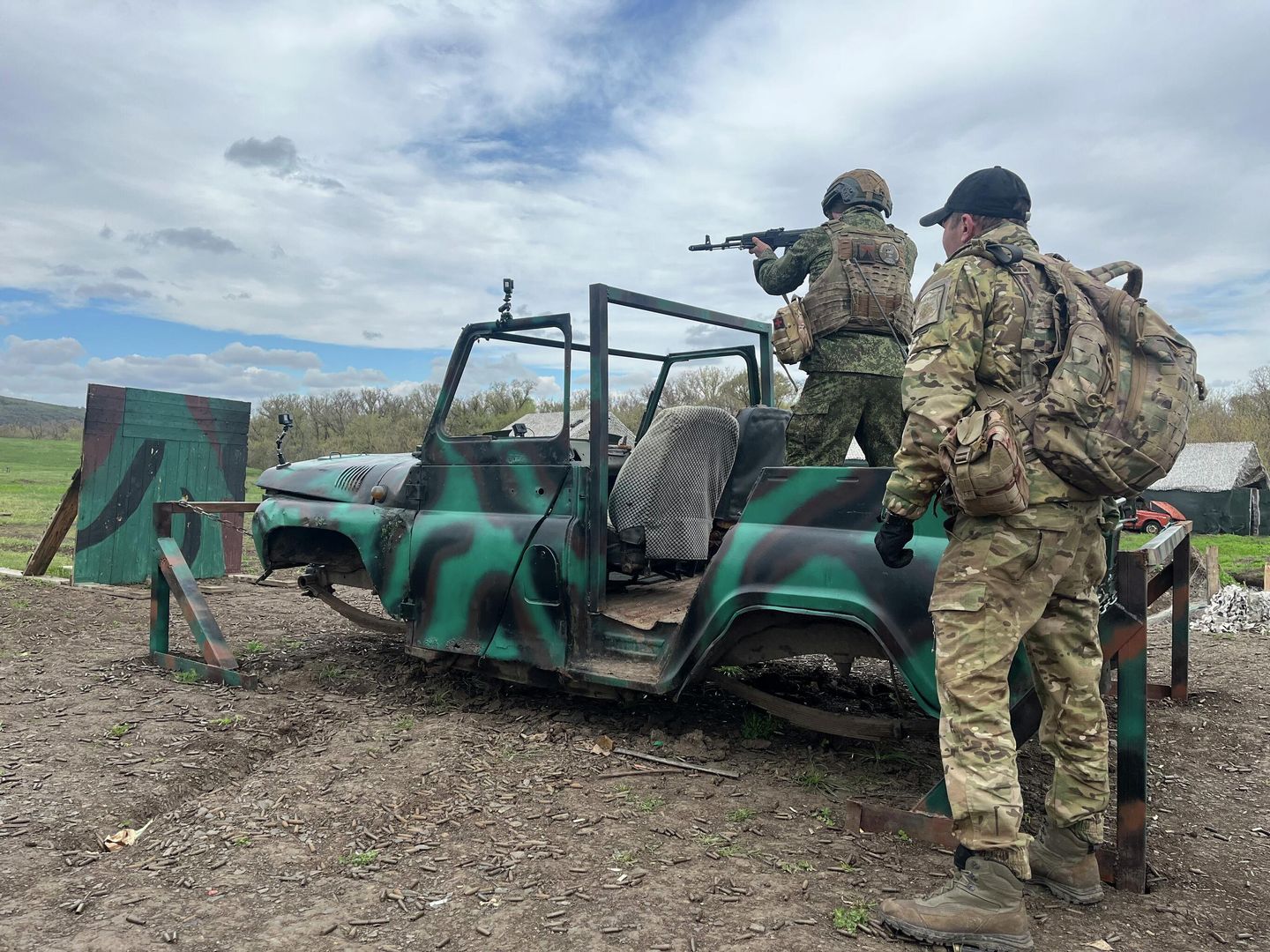 Боец стреляет по вращающейся мишени Боец стреляет по вращающейся мишени