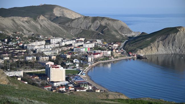 Вид на поселок Орджоникидзе с горы Джан-Кутаран в Крыму