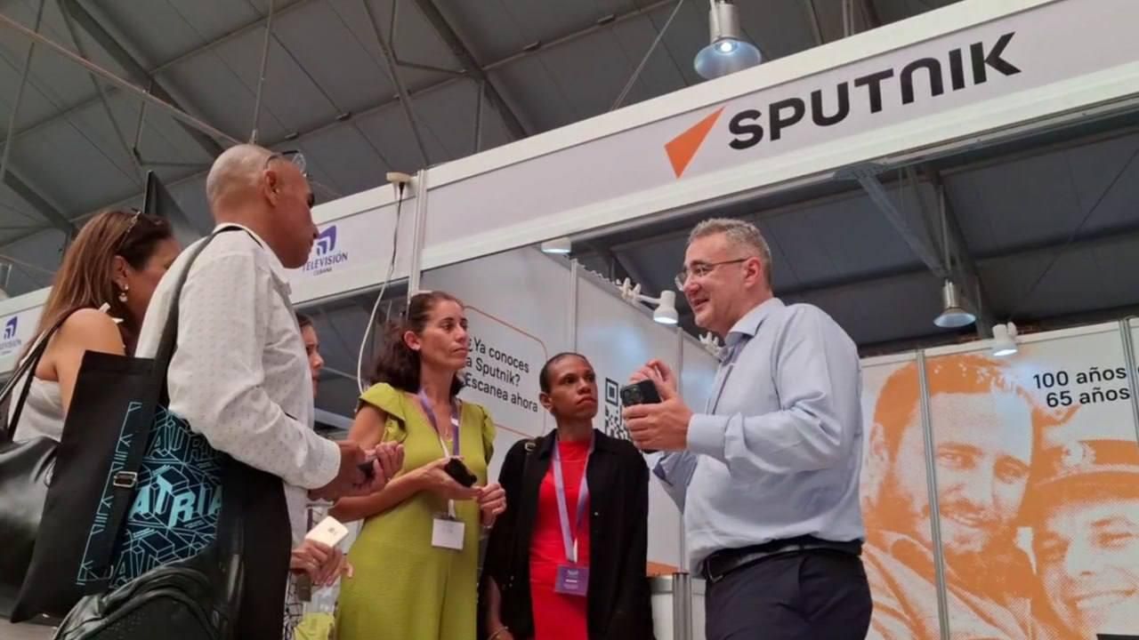 Президент Кубы Диас-Канель признался, что ежедневно читает Sputnik - РИА Новости, 1920, 17.04.2026