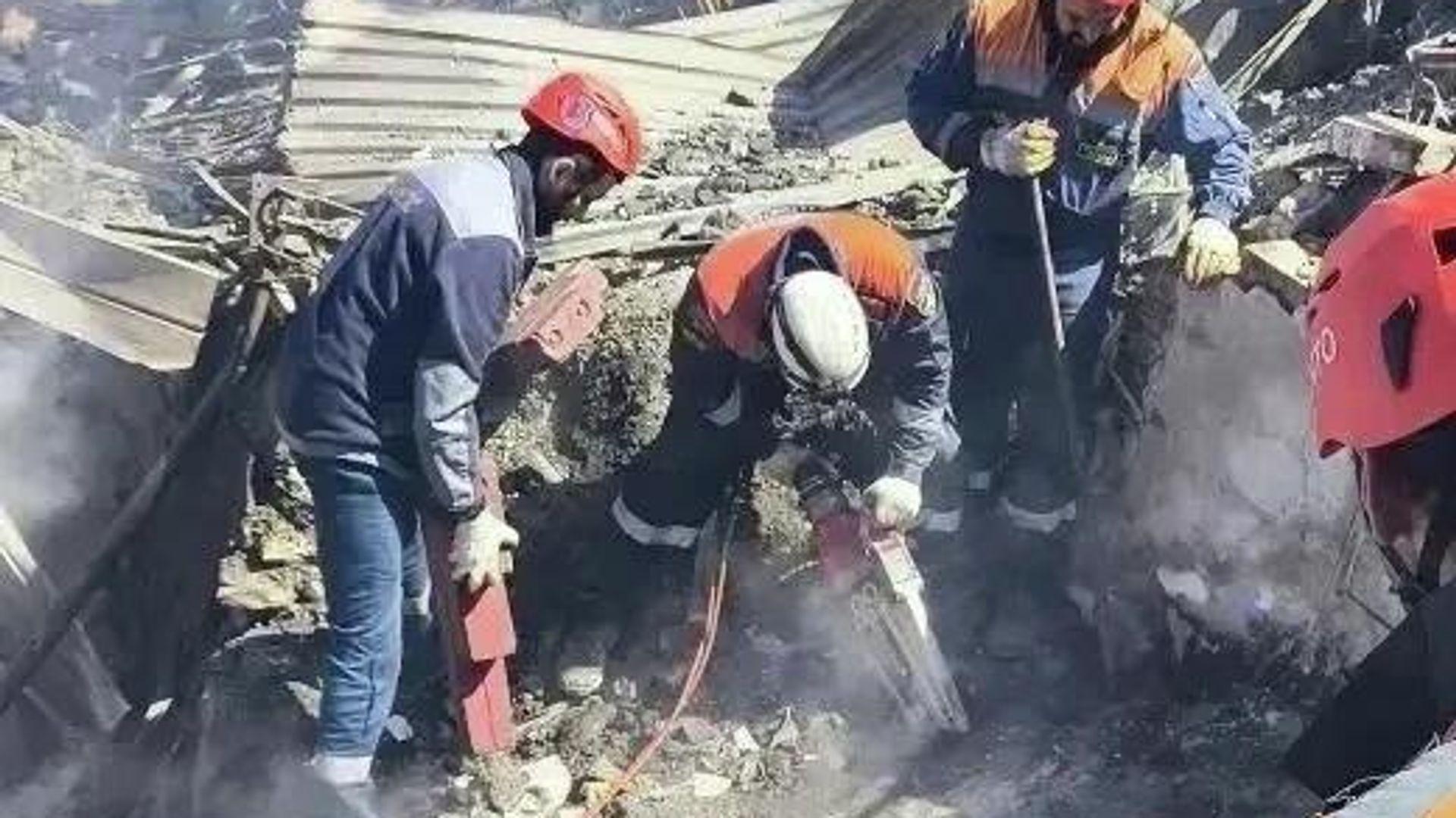 Спасатели разбирают конструкции частного дома в Туапсе, разрушенного в результате атаки украинских БПЛА Спасатели разбирают конструкции частного дома в Туапсе, разрушенного в результате атаки украинских БПЛА - РИА Новости, 1920, 17.04.2026