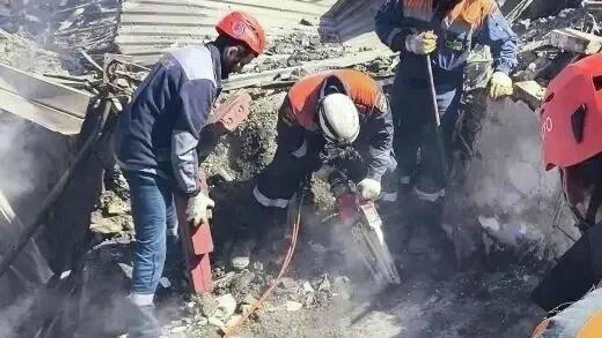 Спасатели разбирают конструкции частного дома в Туапсе, разрушенного в результате атаки украинских БПЛА Спасатели разбирают конструкции частного дома в Туапсе, разрушенного в результате атаки украинских БПЛА - РИА Новости, 1920, 17.04.2026