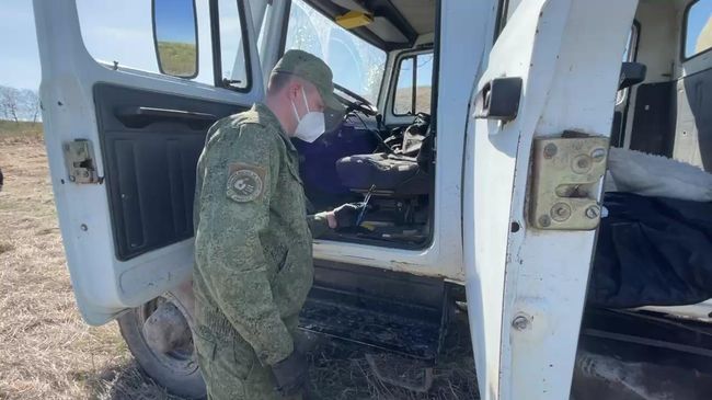 Следователи осматривают автомобиль подозреваемого в нападении на полицейских в Оренбургской области
