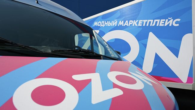 Машины у оптово-распределительного центра группы компаний Ozon