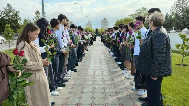 Церемония возложения цветов на Аллее памяти, прилегающей к посольству России в Ашхабаде