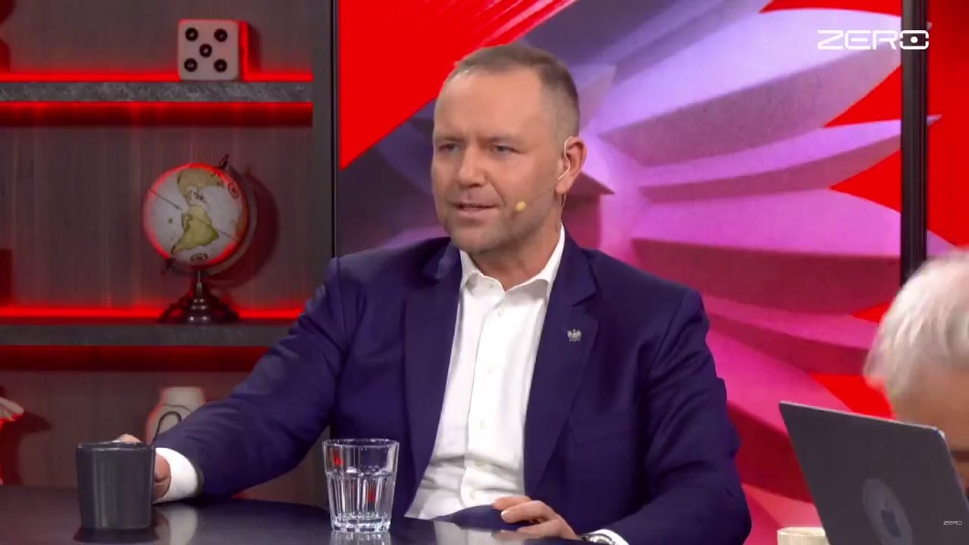 Польский президент выронил снюс во время эфира Польский президент выронил снюс во время эфира - РИА Новости, 1920, 18.04.2026