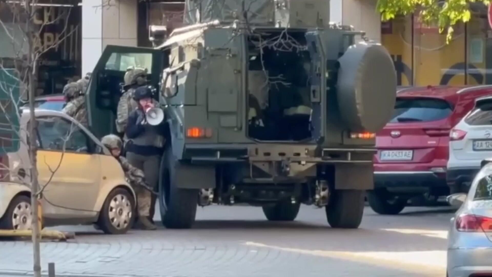 Полиция готовится к штурму супермаркета, в котором находится стрелок Полиция готовится к штурму супермаркета, в котором находится стрелок - РИА Новости, 1920, 18.04.2026