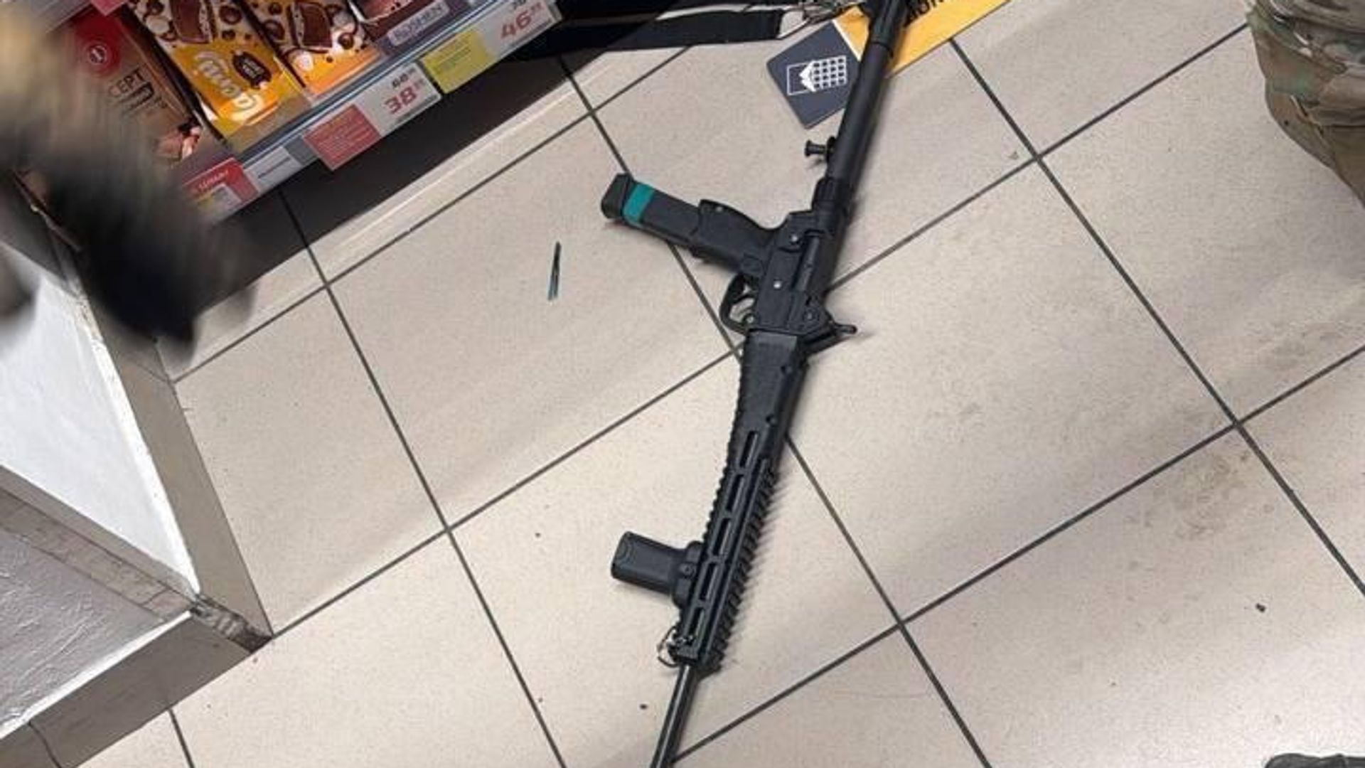 Карабин Kel-Tec SUB-2000, из которого стрелок вел огонь по людям в Киеве - РИА Новости, 1920, 19.04.2026