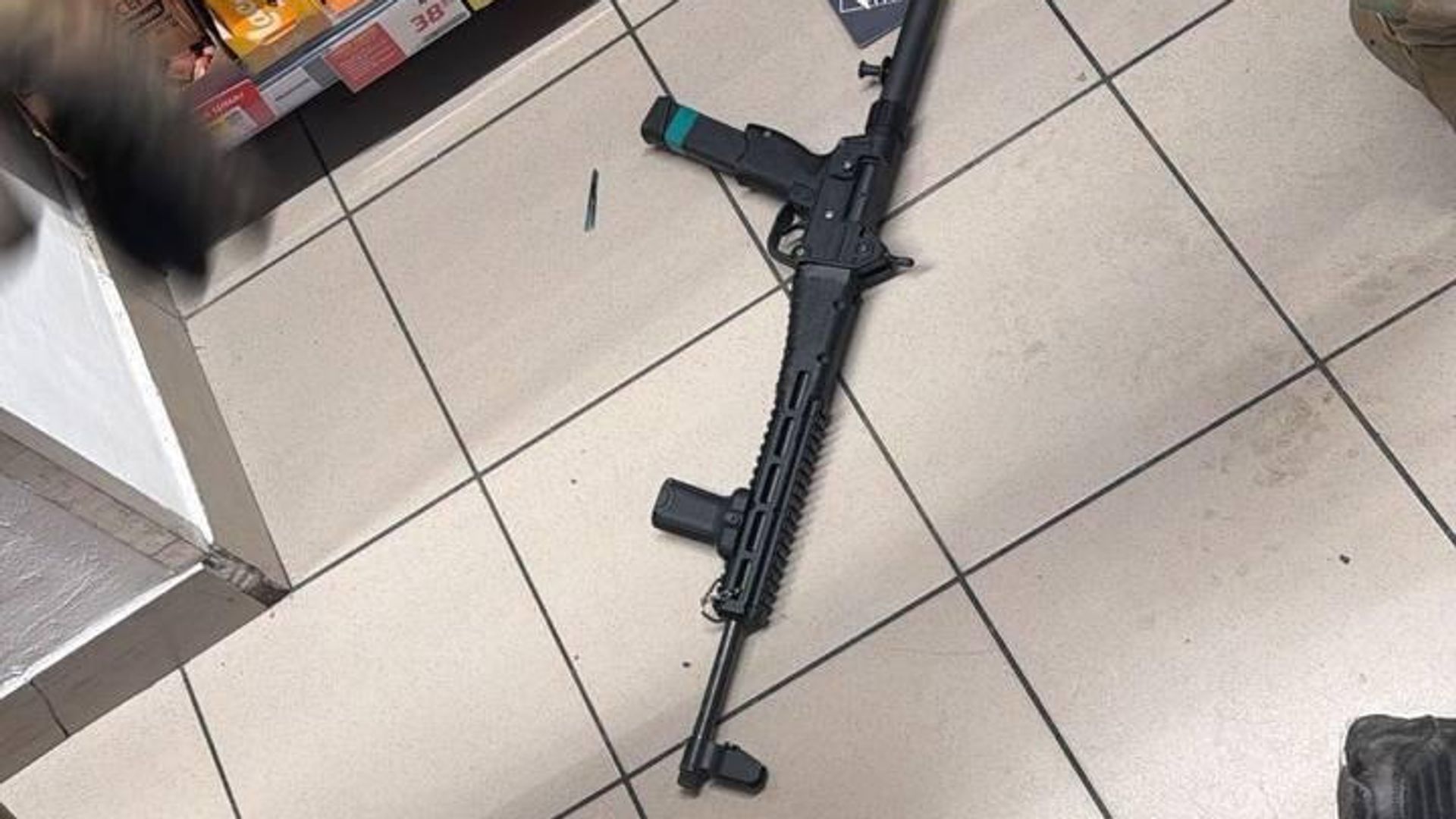 Карабин Kel-Tec SUB-2000, из которого стрелок вел огонь по людям в Киеве Карабин Kel-Tec SUB-2000, из которого стрелок вел огонь по людям в Киеве - РИА Новости, 1920, 18.04.2026