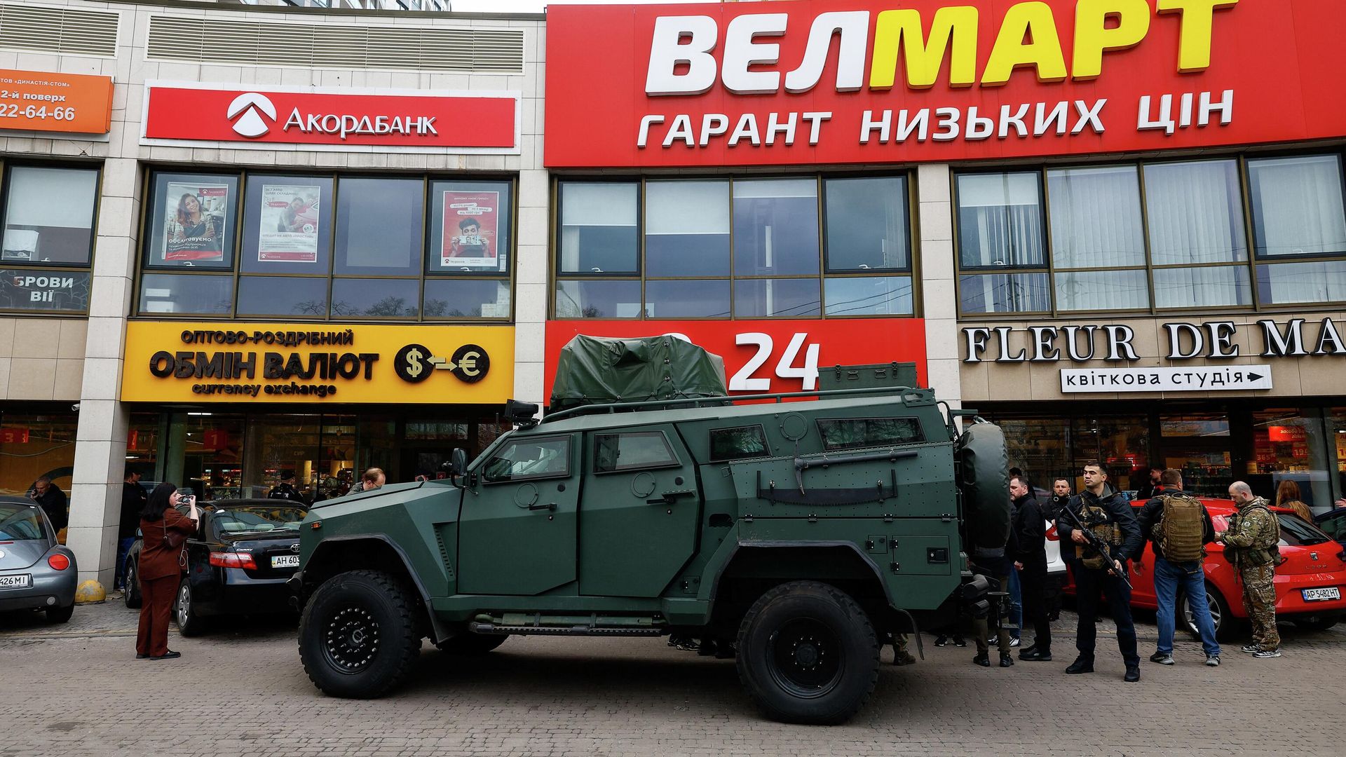 Сотрудники правоохранительных органов Украины на месте стрельбы в Киеве Сотрудники правоохранительных органов Украины на месте стрельбы в Киеве - РИА Новости, 1920, 18.04.2026