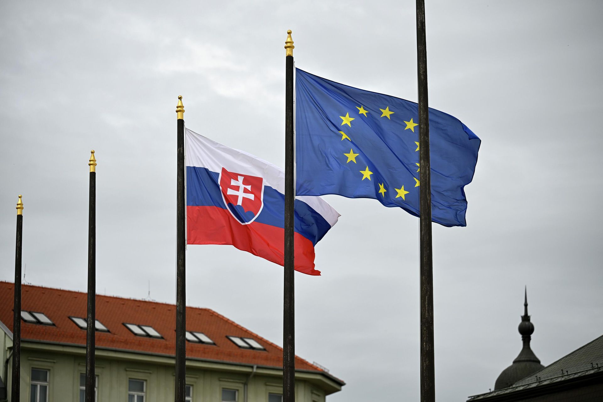 Флаги Словакии и ЕС перед Президентским дворцом в Братиславе Флаги Словакии и ЕС перед Президентским дворцом в Братиславе - РИА Новости, 1920, 28.04.2026