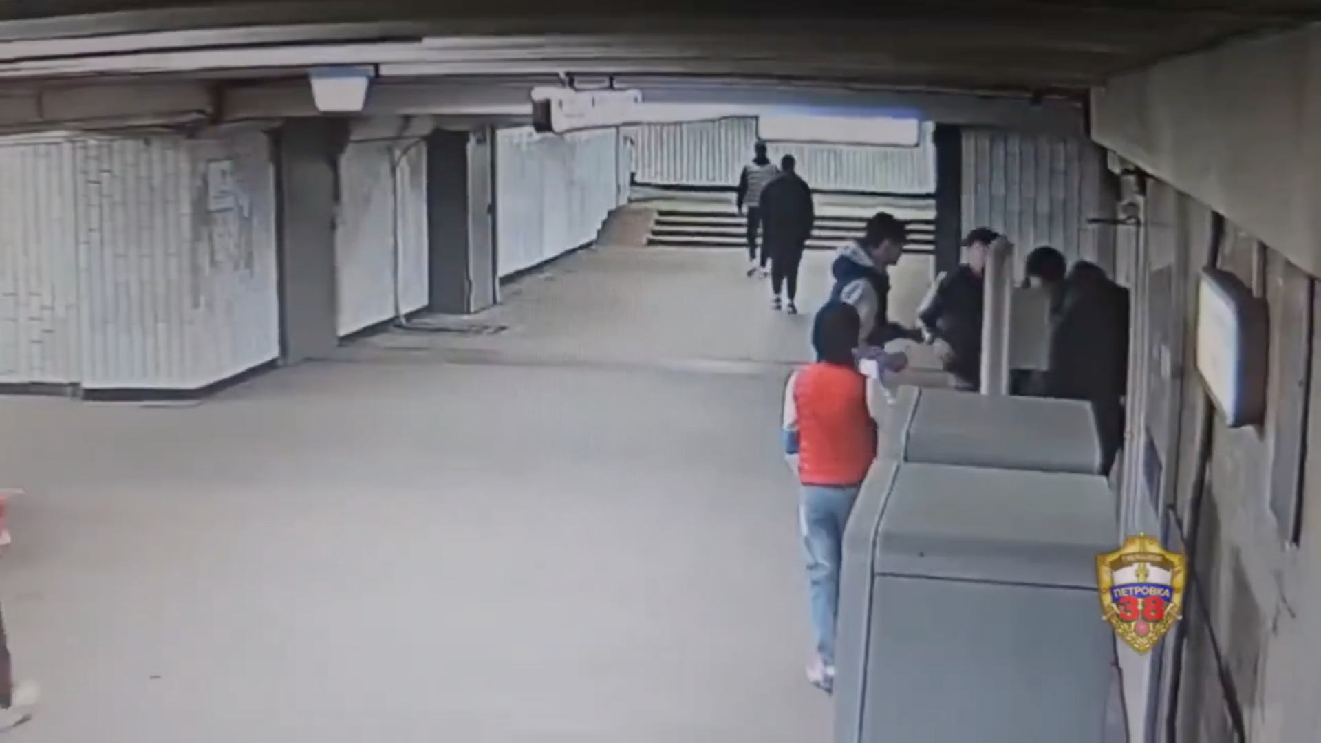 Драка несовершеннолетних в подземном переходе на станции метро Калужская в Москве. Кадр видео - РИА Новости, 1920, 19.04.2026